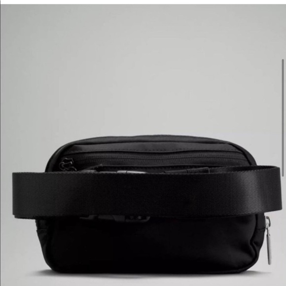 🔥HOT ITEM🔥 LULULEMON - BLACK Everywhere Belt Bag Nwt Crossbody Bag - Picture 4 of 11